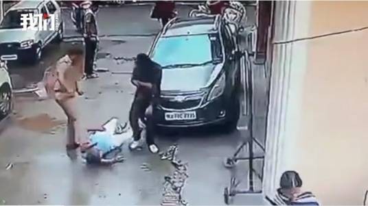 8·1印度警察当街暴打记者事件