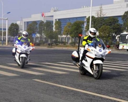 交通警巡逻