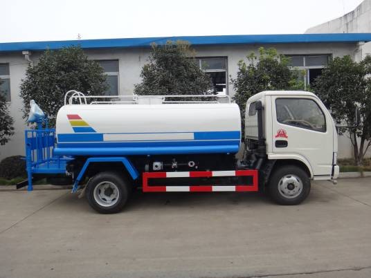 东风5吨洒水车