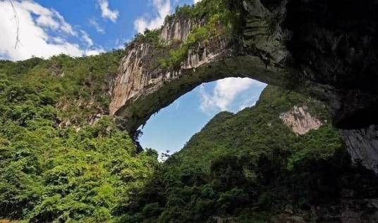 穿洞天坑