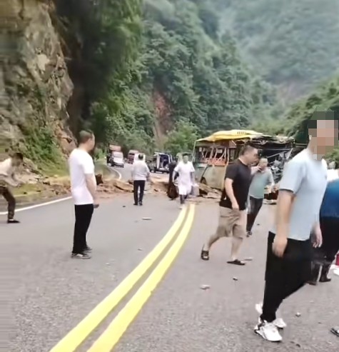 7·20镇巴公交车被落石击中事故