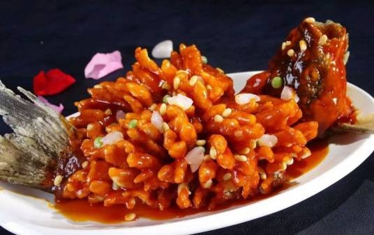 松鼠鲤鱼（以鲤鱼为主料制作的菜品）