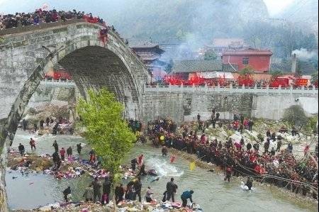 踩桥（传统桥梁竣工仪式）