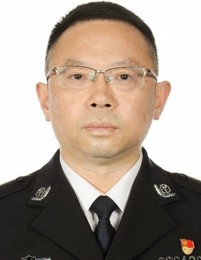 易强（四川省泸州市公安局党委专职副书记、副局长）