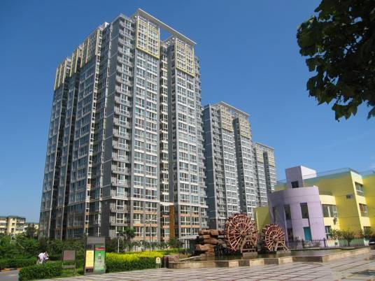 瑞丽江畔
