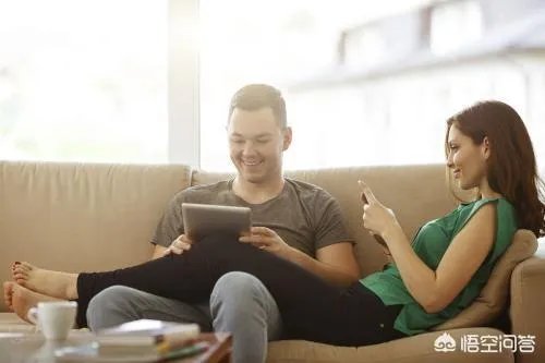 晚上睡前夫妻二人各自看着自己的手机,是什么心理?