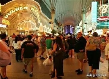 南京:女童暑夜走失3小时,民警及时助力团圆,你怎么看?