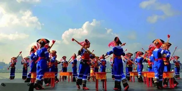 广西南宁千名学生跳扁担舞,扁担舞有什么寓意吗?