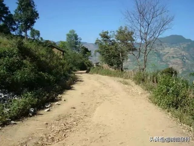 我拉东西从村里出村路上过,村民不让过要钱,他们合理吗?