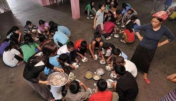 印度一男子娶39位妻子,全家181人住同一层楼,后来怎样?