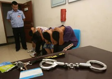 广西街头,5名男子看不惯情侣秀恩爱实施抢劫,这属于什么犯罪行为?