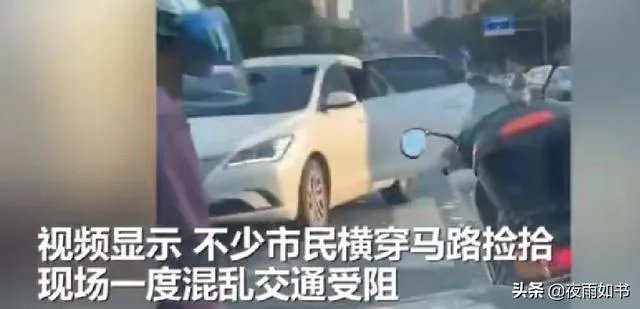 福建一男子一时冲动,当街撒10万现金,一地钞票遭哄抢光后才后悔,对此你怎么看?
