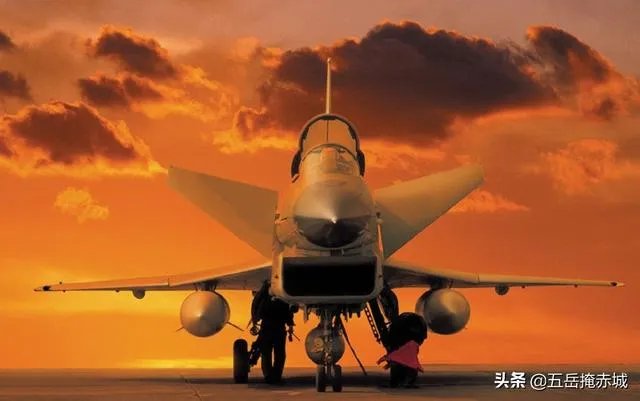 为什么J10不加装保型油箱,而加三个副油箱占用外挂架呢?