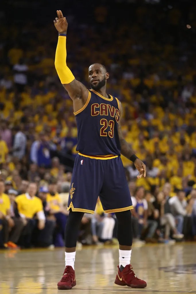 勒布朗·詹姆斯飞跃卢卡斯的空接扣篮,NBA史上有没有先例?