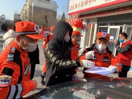 宁夏一男子在微信群中发“狗狗警察”表情包被拘留,他违反了哪些法律法规?