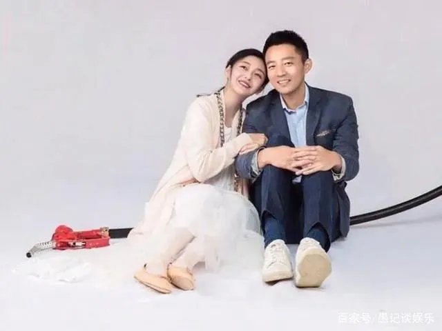 汪小菲被问前任，采访现场直接黑脸，深夜直播再被批，原因是什么呢？