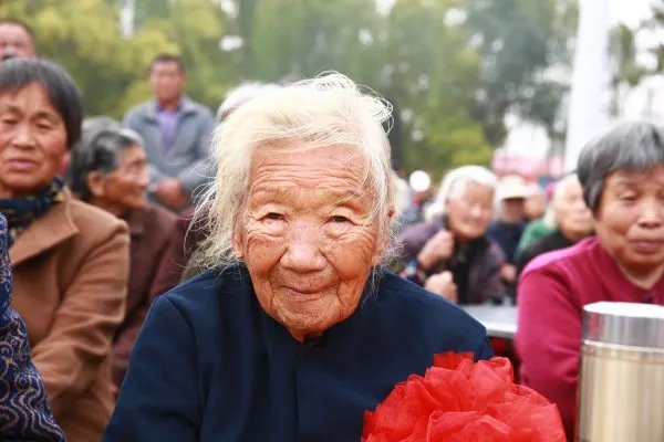 百岁老人被孙子捧成全县网红,她因何备受大众的喜爱?