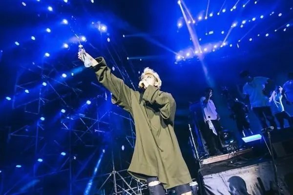 黄子韬父亲自曝身价200亿,那么黄子韬当初为什么要辛苦做练习生?