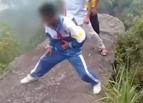 4人在悬崖边脚踩巨石用力摇晃,这样的地方为何会成为网红打卡点?