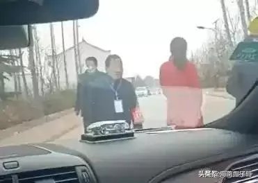 我拉东西从村里出村路上过,村民不让过要钱,他们合理吗?