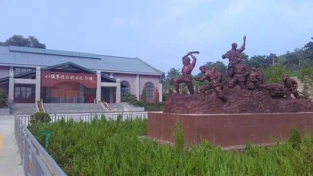 我拉东西从村里出村路上过,村民不让过要钱,他们合理吗?