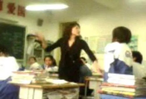 孩子高中被班主任殴打侮辱,但是又不敢得罪老师,只能安抚孩子,怎么办?