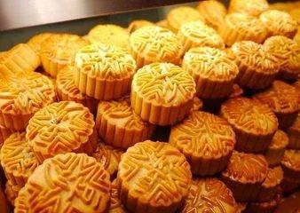 良品铺子月饼被曝吃出塑料,这种情况下应该如何维护自己的权益?