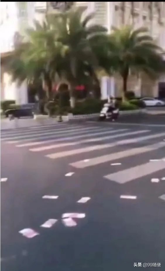 福建一男子一时冲动,当街撒10万现金,一地钞票遭哄抢光后才后悔,对此你怎么看?