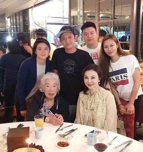与林建岳离婚25年,谢玲玲为何会感谢婆婆呢?