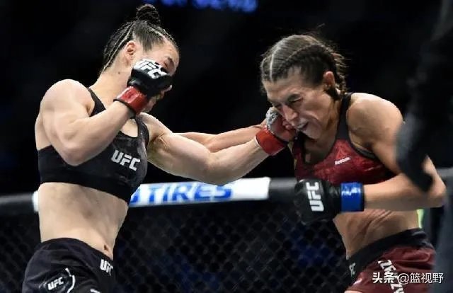 张伟丽和乔安娜的UFC冠军赛中,乔安娜一度像稳拿冠军一样笑着炫耀,具体是怎么回事?