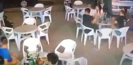 警方通报小车冲过夜市撞飞数人,他会面临什么惩罚?