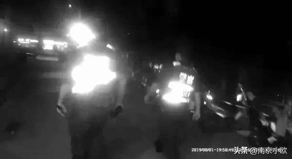 南京:女童暑夜走失3小时,民警及时助力团圆,你怎么看?