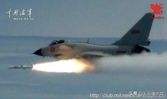 为什么J10不加装保型油箱,而加三个副油箱占用外挂架呢?
