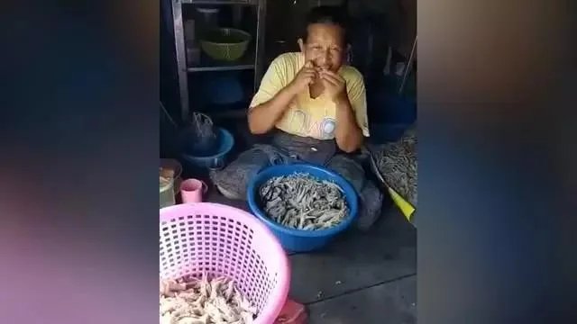 无骨鸡爪是怎么去骨的?