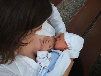 新生儿不肯吸母乳怎么办