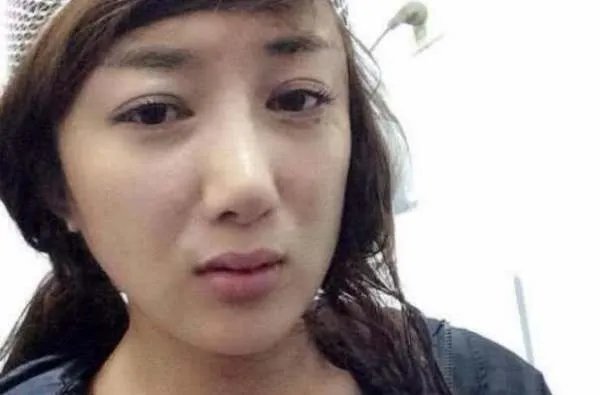 被狗毁掉星途的演员:李依晓没获得一句道歉,为何还要被骂整容脸?