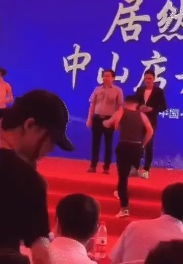 任达华3厘米刀伤图：有网友称是捅老板但捅错人了