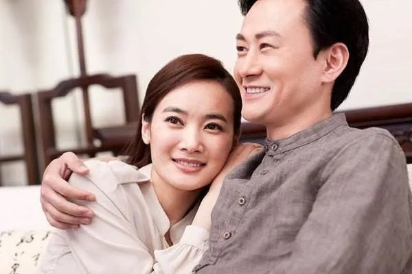 男子与妻子尸体同睡10年,一直舍不得埋掉,是什么原因让大家如此感动?