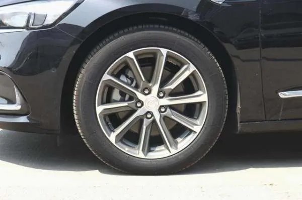不到22万的中大型轿车,入门版的别克君越,配置够用吗?
