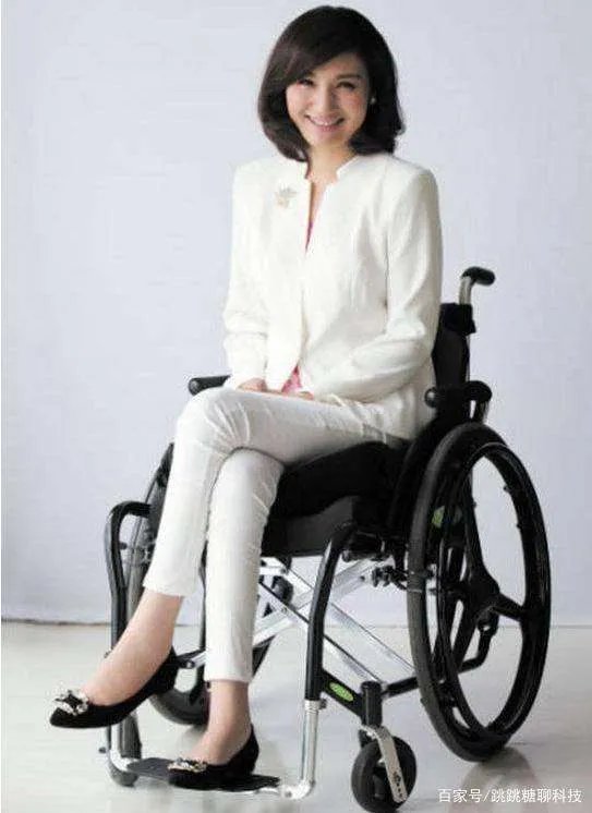 她曾获星光大道冠军,双目失明成当红歌手,婚后成幸福人妻,她是谁?