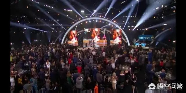 在2018赛季NBA颁奖典礼上，詹姆斯获得了什么奖？他本人没到现场是如何领奖的？