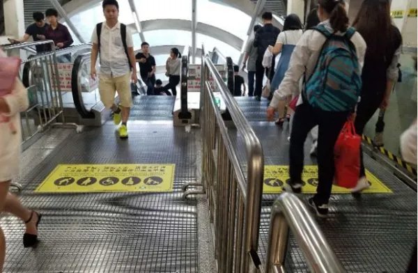 女子乘坐地铁站扶梯时,被滚落的行李箱砸伤,她该如何维护自己的权益?