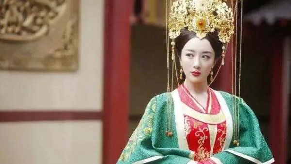 被狗毁掉星途的演员:李依晓没获得一句道歉,为何还要被骂整容脸?