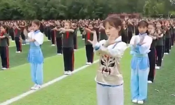 5000名学生穿戏服跳川剧操,这体现了一种什么文化?