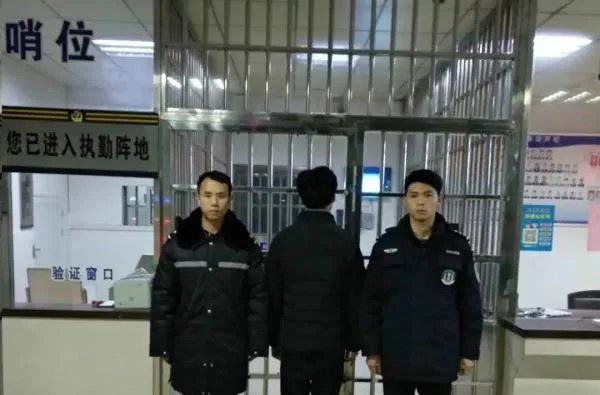江西一男子当街疯狂殴打一女子，二者有什么矛盾？
