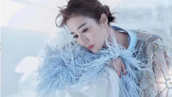 被狗毁掉星途的演员:李依晓没获得一句道歉,为何还要被骂整容脸?
