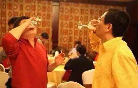 新员工不喝领导敬酒被打耳光,真相到底是怎么回事?