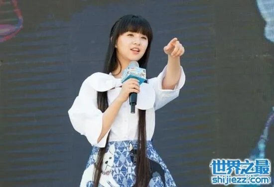 揭秘小彩旗男友是谁,14岁就谈恋爱直呼老公