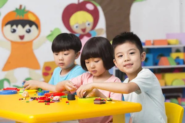 幼儿园给无病孩子服处方药,这是否正常?