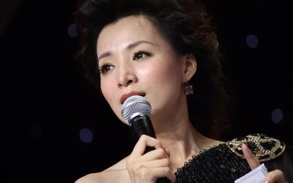 董卿身着渐变连衣裙参加活动,她在活动现场有多抢眼?